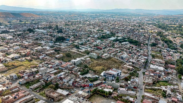 Drone profesional realizando tomas aéreas de paisaje y arquitectura en alta resolución