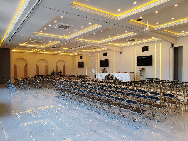 Mesa de boda xv años bautizo elegantemente decorada para cobertura de eventos