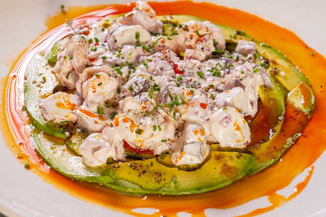 Hamburguesa gourmet capturada en una sesión de fotografía de producto profesional