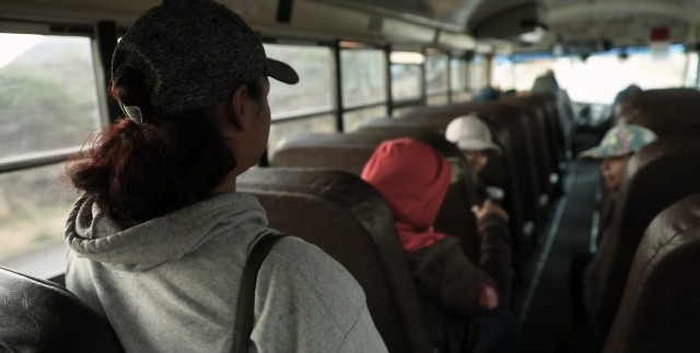 Cámara de cine profesional grabando una escena en un set de filmación